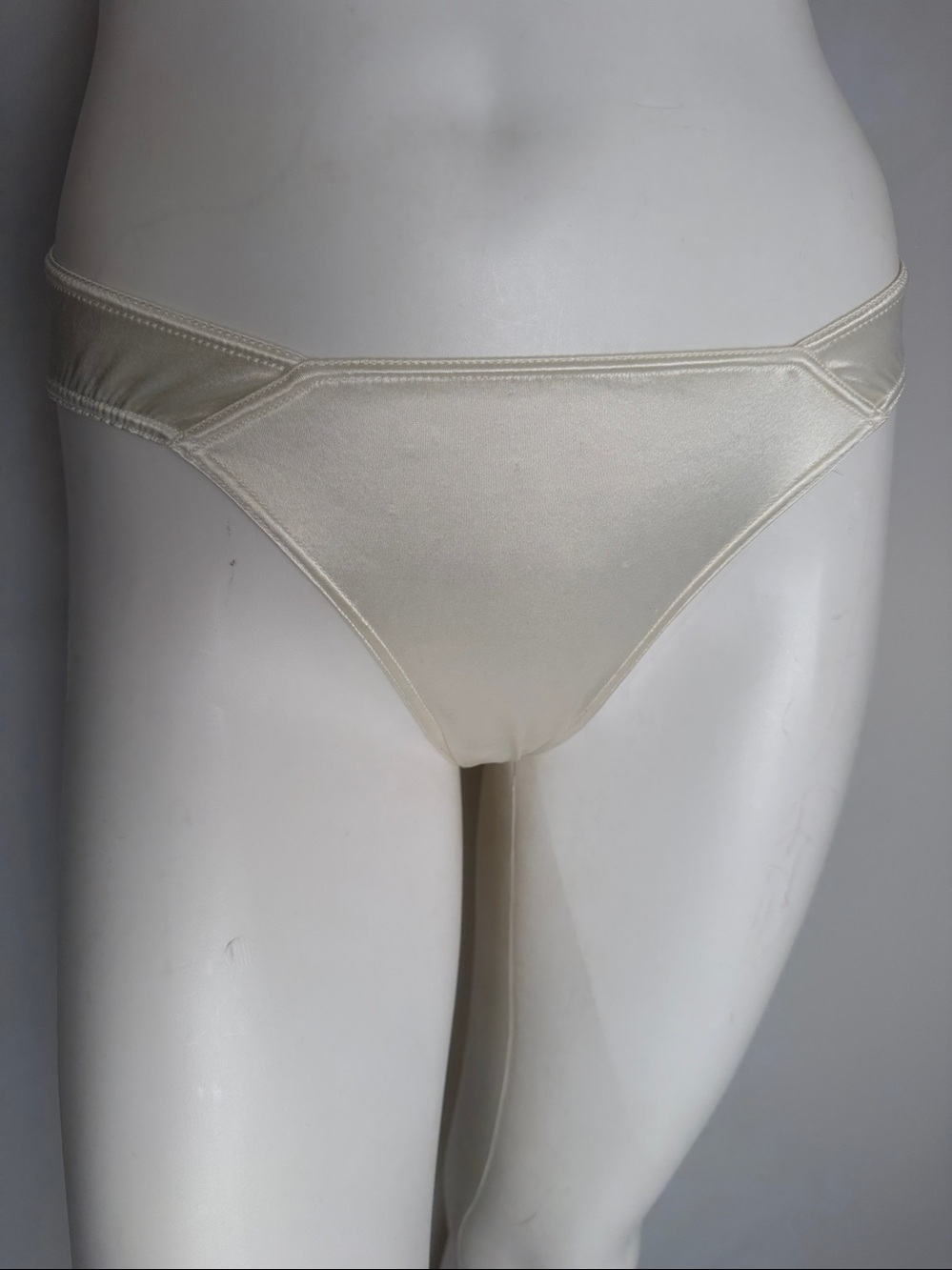 Victoria’s Secret Second Skin Satin ivory vintage panty M